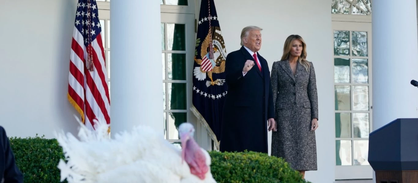 Τήρησε την παράδοση ο Ν.Τραμπ - Έδωσε χάρη σε μία γαλοπούλα (φώτο-βίντεο)